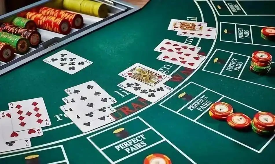 888mm ক্যাসিনোতে লাইভ ডিলার টেবিলে তাস বিতরণের দৃশ্য